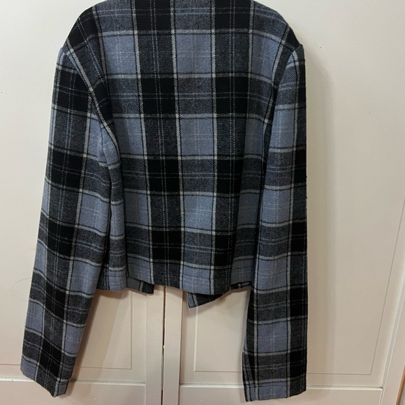 simple throw over jacket - Picture 3 of 4